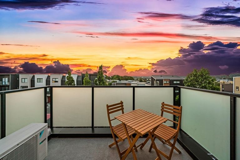 Photo of property in 3/20 Kerewhenua Crescent, Hobsonville, 0616