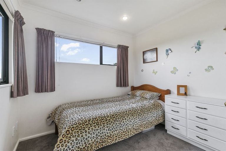 Photo of property in 8 Carl Place, Unsworth Heights, Auckland, 0632