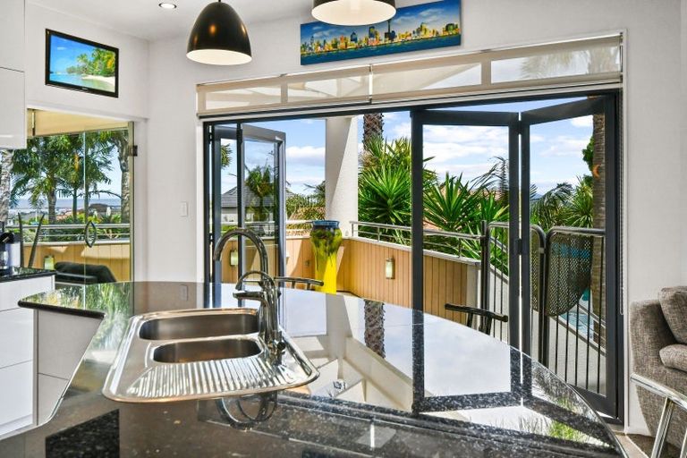 Photo of property in 6 Ribbonwood Crescent, Goodwood Heights, Auckland, 2105