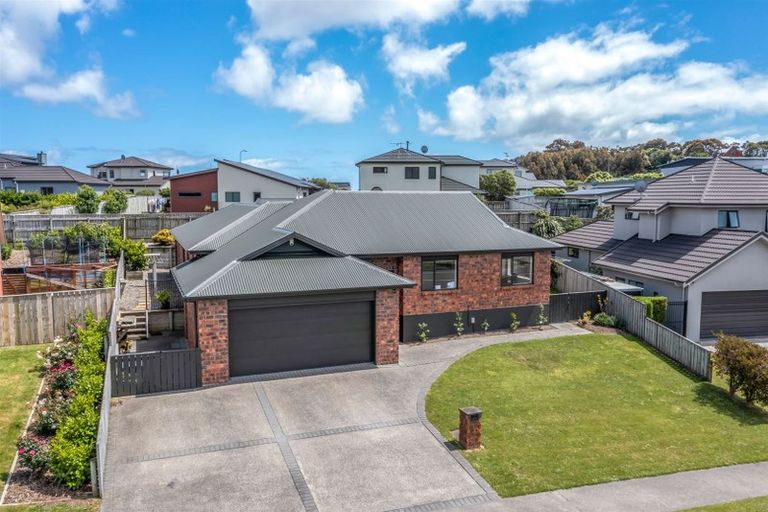 Photo of property in 6 Aotea Drive, Aotea, Porirua, 5024