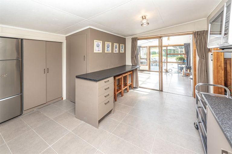 Photo of property in 135 Weraroa Road, Waverley, 4510