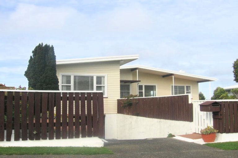 Photo of property in 5 Maple Grove, Maungaraki, Lower Hutt, 5010