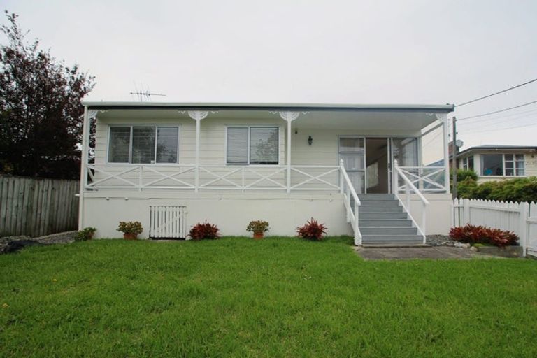 Photo of property in 2/12 Sherwood Avenue, Te Atatu South, Auckland, 0610