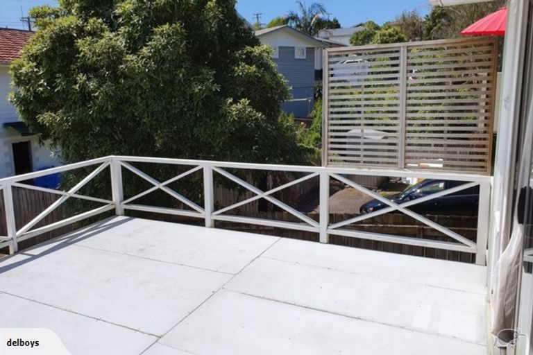 Photo of property in 2/18 Bond Crescent, Forrest Hill, Auckland, 0620