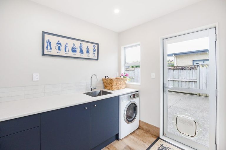 Photo of property in 2 Chestnut Close, Kelvin Grove, Palmerston North, 4414