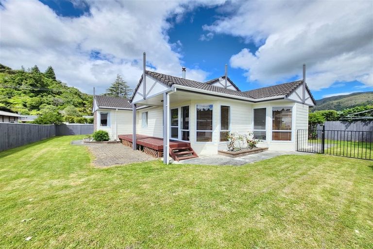 Photo of property in 26 Glen Road, Stokes Valley, Lower Hutt, 5019