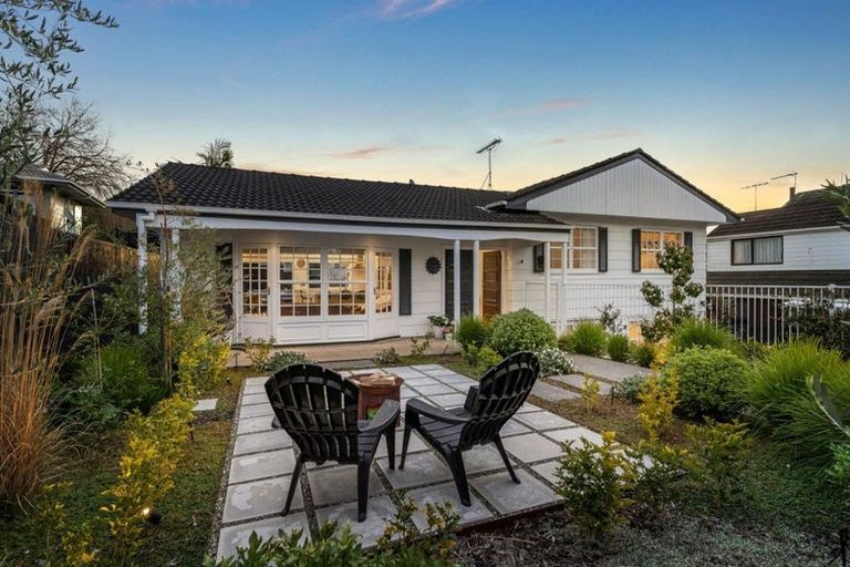 Photo of property in 16 Pickwick Parade, Mellons Bay, Auckland, 2014