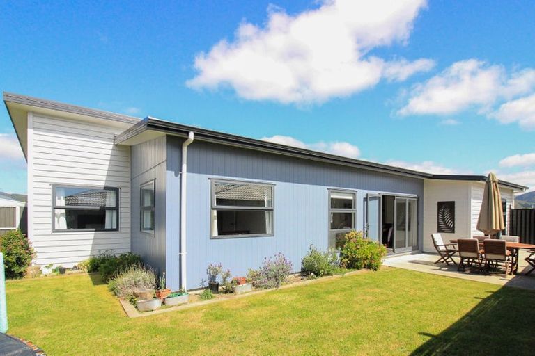 Photo of property in 17 Buddle Road, Wallaceville, Upper Hutt, 5018