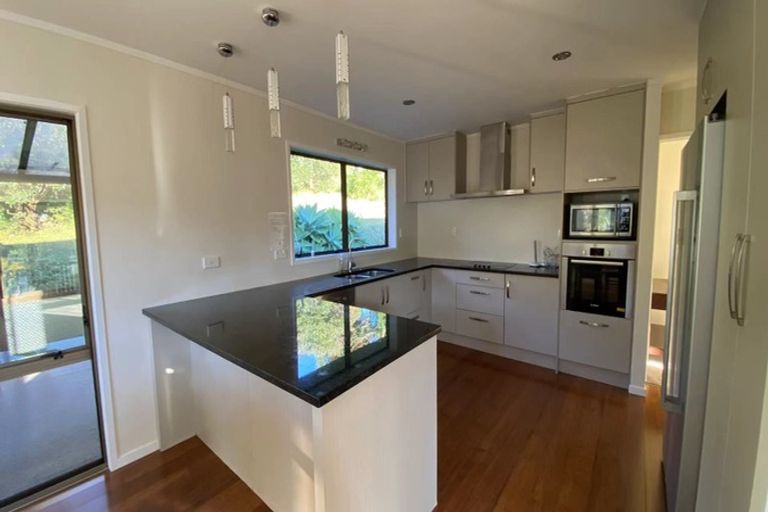 Photo of property in 15 Kingsclere Place, Goodwood Heights, Auckland, 2105