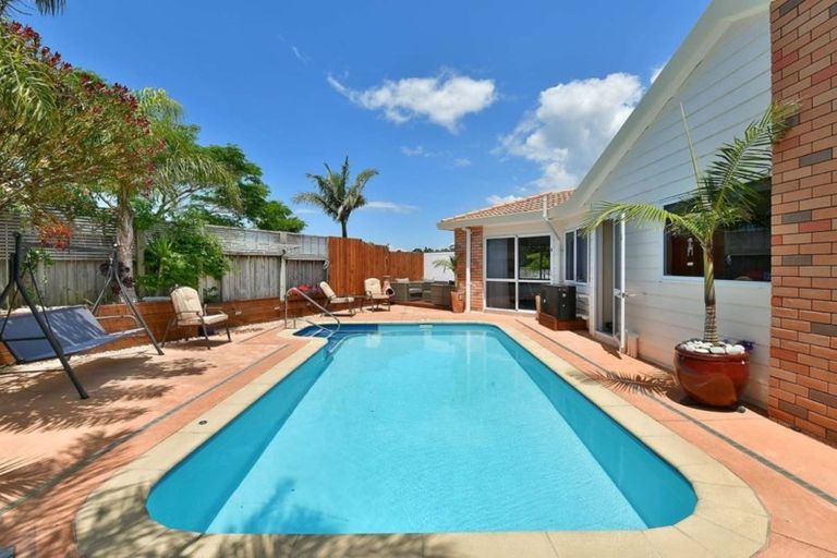 Photo of property in 52 Settlers Grove, Orewa, 0931