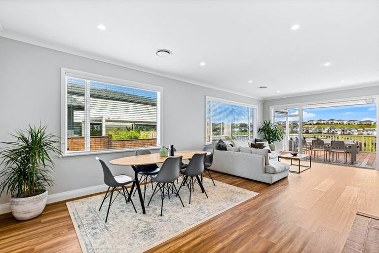 Photo of property in 10 Pekanga Road, Orewa, 0931