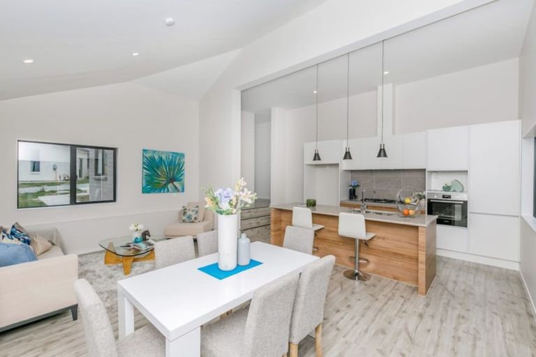 Photo of property in 2 Tarara Lane, Kumeu, 0810