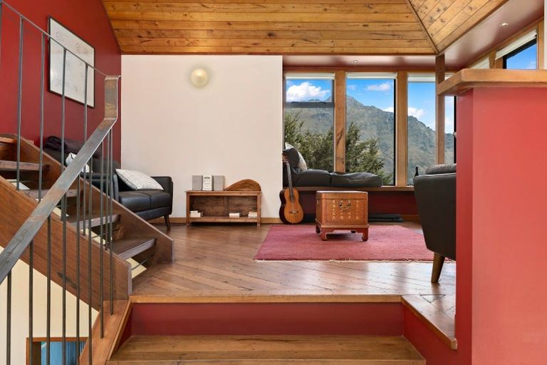Photo of property in 10 Mckerrow Place, Sunshine Bay, Queenstown, 9300