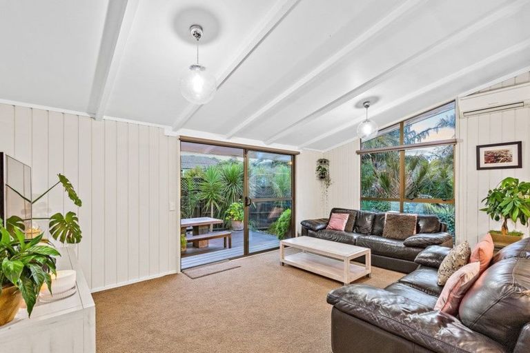 Photo of property in 2/12 Westbourne Road, Murrays Bay, Auckland, 0630