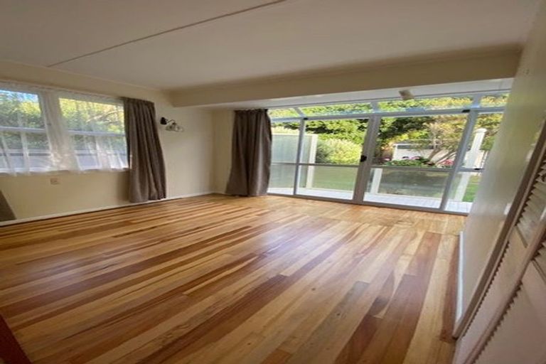 Photo of property in 121 Breaker Bay Road, Breaker Bay, Wellington, 6022