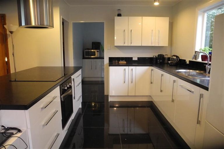 Photo of property in 33 Acheron Road, Paremata, Porirua, 5026