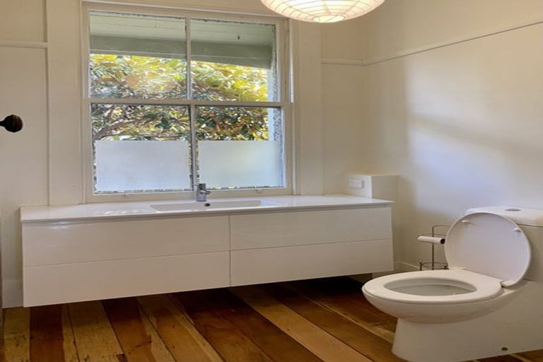 Photo of property in 70-72 Vauxhall Road, Devonport, Auckland, 0624