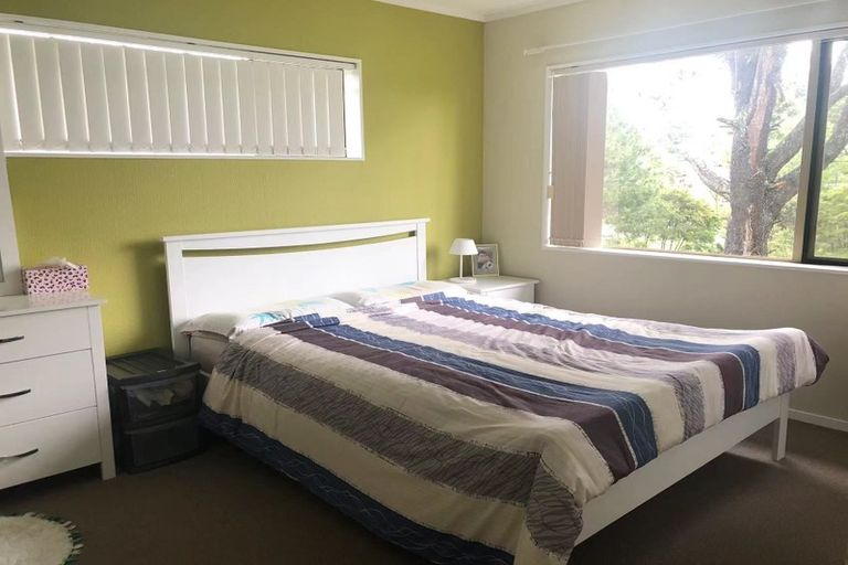 Photo of property in 33 Ginders Drive, Massey, Auckland, 0614