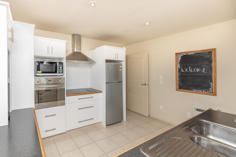 Photo of property in 10 Harrys Way, Redwood, Christchurch, 8051