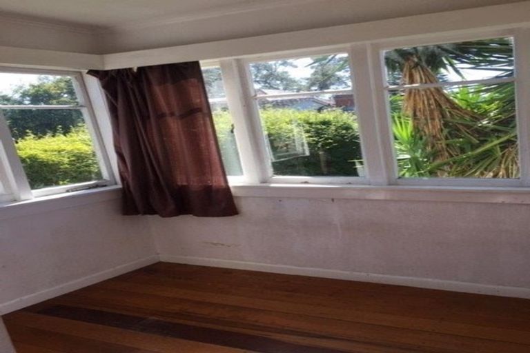 Photo of property in 36 Howard Road, Northcote, Auckland, 0627