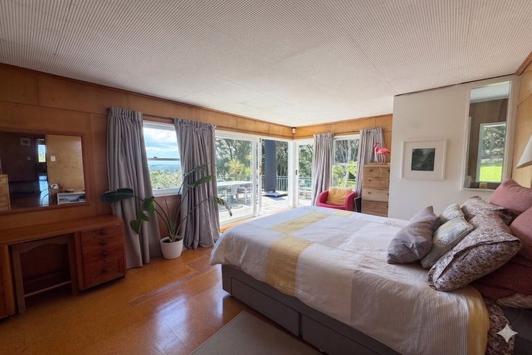 Photo of property in 274 Scenic Drive, Titirangi, Auckland, 0604