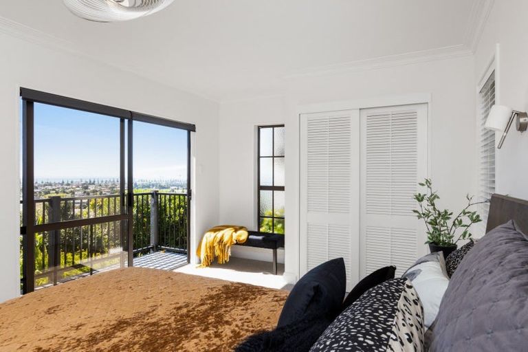 Photo of property in 25 Enfield Road, Hospital Hill, Napier, 4110