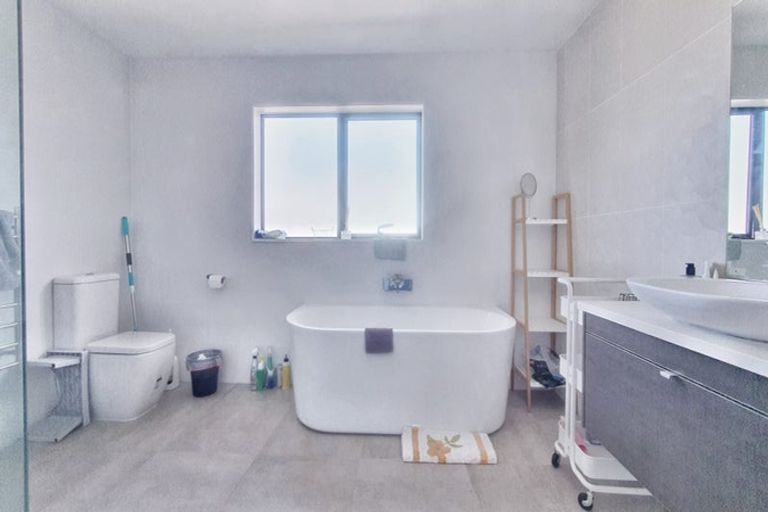 Photo of property in 19a Northcross Drive, Oteha, Auckland, 0632