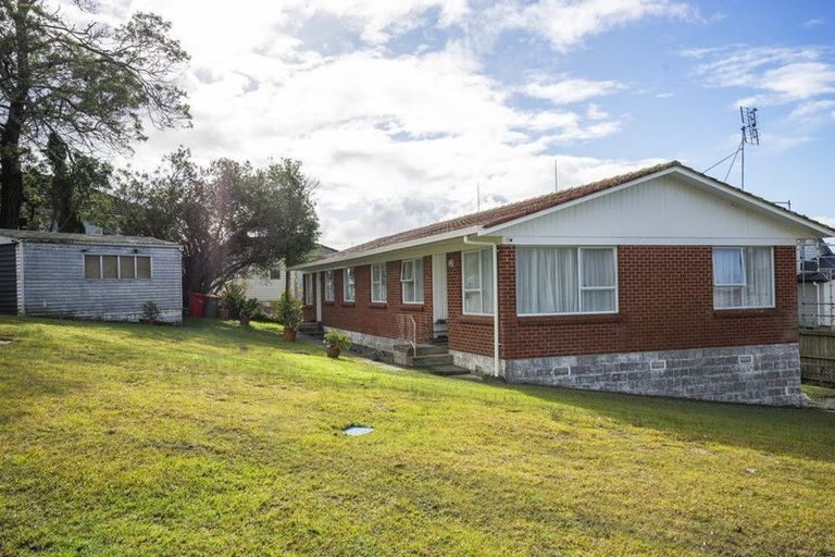 Photo of property in 1/32 Weldene Avenue, Glenfield, Auckland, 0629