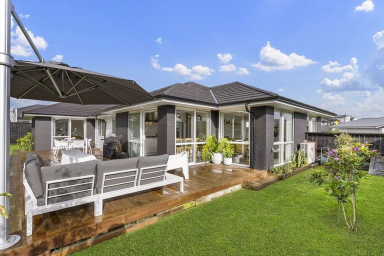 Photo of property in 37 Couldrey Crescent, Red Beach, 0932