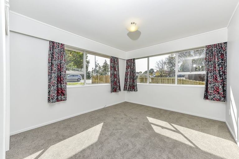 Photo of property in 2/15 Edmonton Road, Henderson, Auckland, 0612