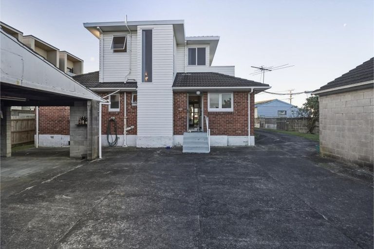 Photo of property in 2 Toru Street, Te Atatu Peninsula, Auckland, 0610