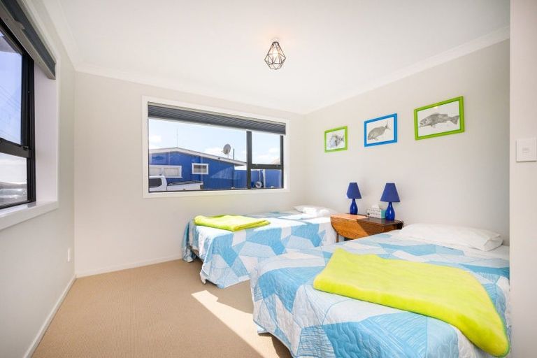 Photo of property in 17 Marine Parade South, Foxton Beach, Foxton, 4815