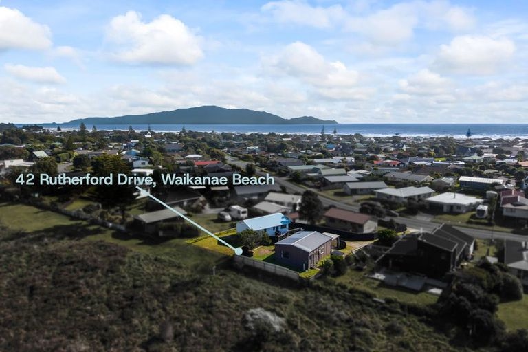 Photo of property in 42 Rutherford Drive, Waikanae Beach, Waikanae, 5036