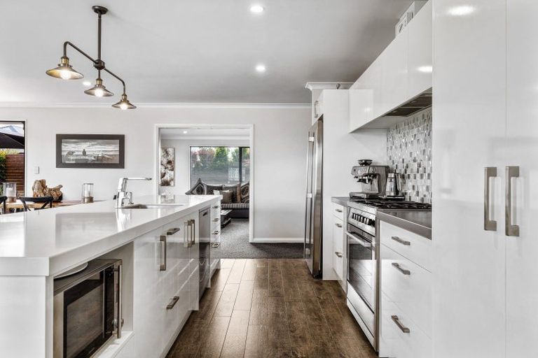 Photo of property in 3 Saint Heliers Grove, Fitzherbert, Palmerston North, 4410