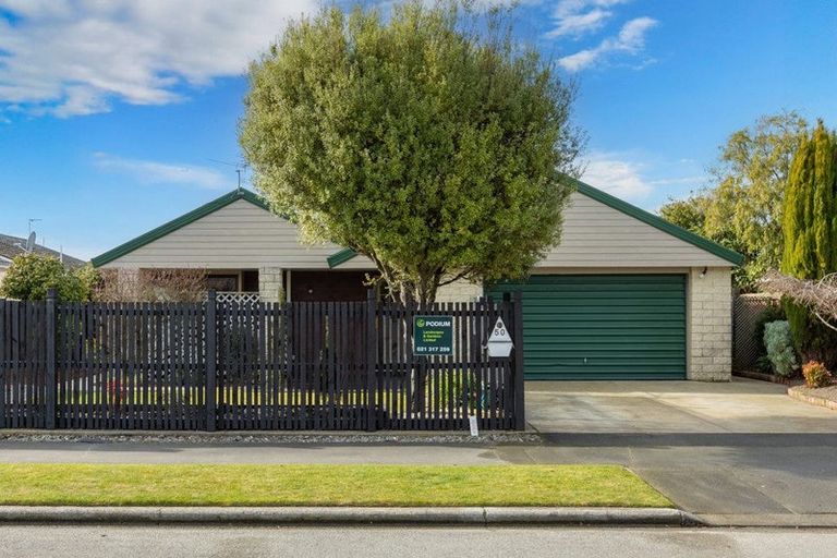 Photo of property in 50 Royal Park Drive, Parklands, Christchurch, 8083