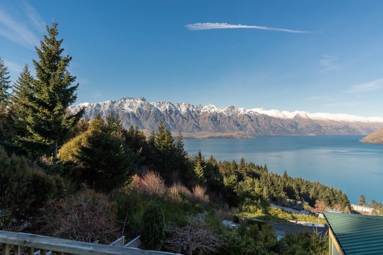 Photo of property in 117a Wynyard Crescent, Fernhill, Queenstown, 9300