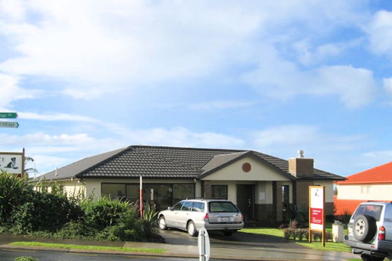 Photo of property in 121 Grovenor Drive, Orewa, 0931