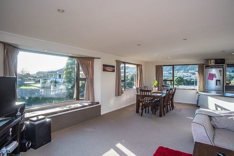 Photo of property in 5 Chilton Drive, Paraparaumu, 5032