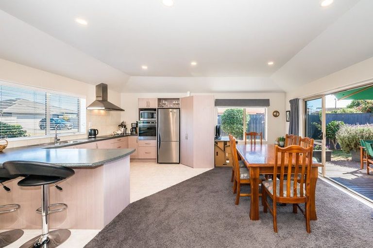 Photo of property in 5 Holcombe Drive, Paraparaumu, 5032