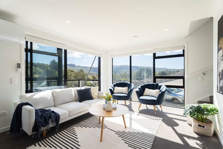 Photo of property in 2 Ara Paripari, Tawa, Wellington, 5028