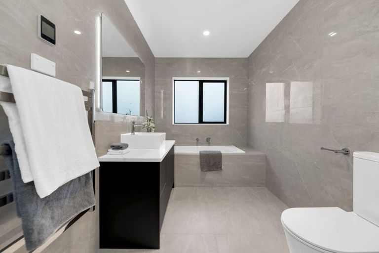 Photo of property in 8 Pineview Drive, Rosehill, Papakura, 2113