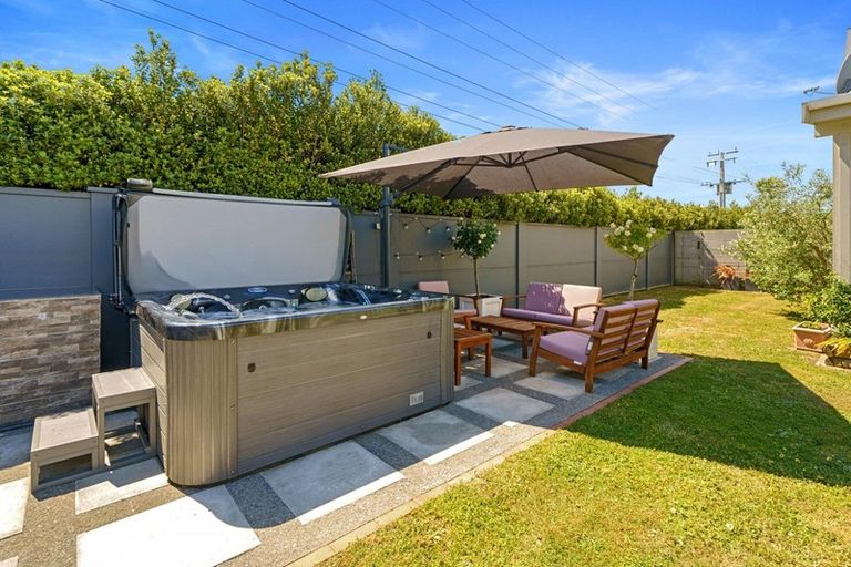 Photo of property in 99 Jellicoe Street, Martinborough, 5711