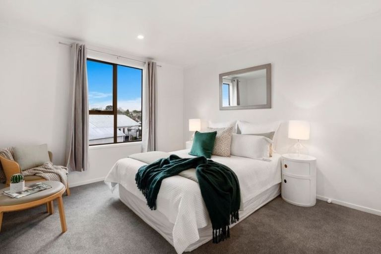 Photo of property in 15 Woodhouse Place, West Harbour, Auckland, 0618