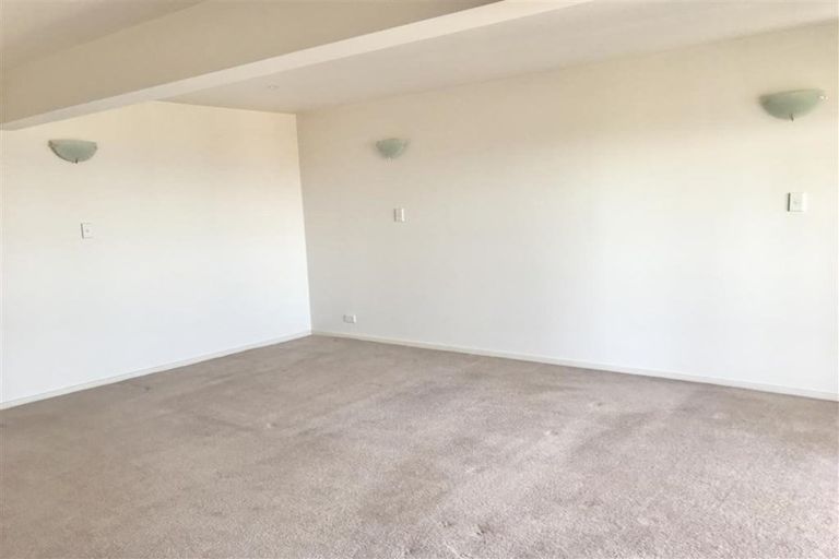 Photo of property in 5 Shearwater Rise, Rothesay Bay, Auckland, 0630