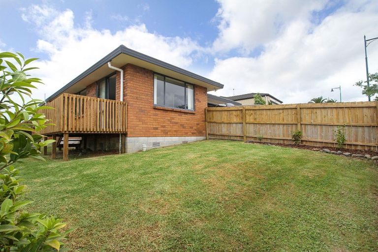 Photo of property in 2 Plumstead Rise, Glen Eden, Auckland, 0602