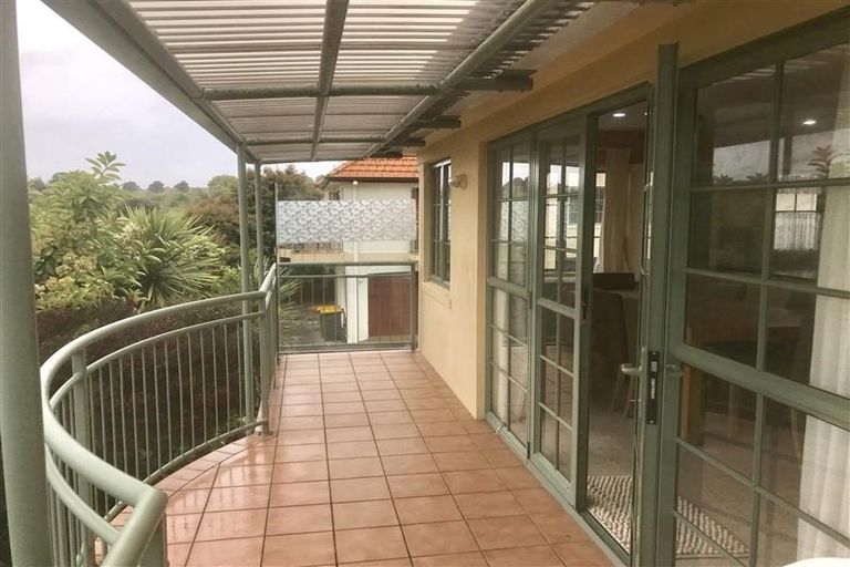 Photo of property in 28 Parkwood Crescent, Gulf Harbour, Whangaparaoa, 0930