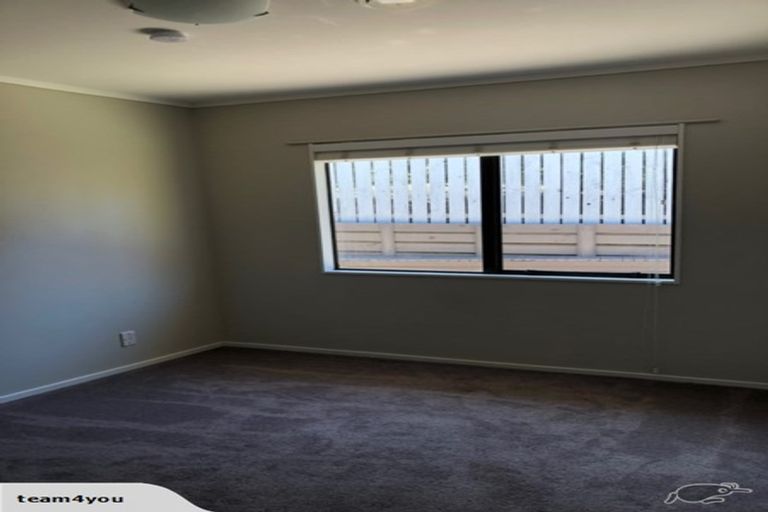 Photo of property in 2/95 Hobsonville Road, West Harbour, Auckland, 0618