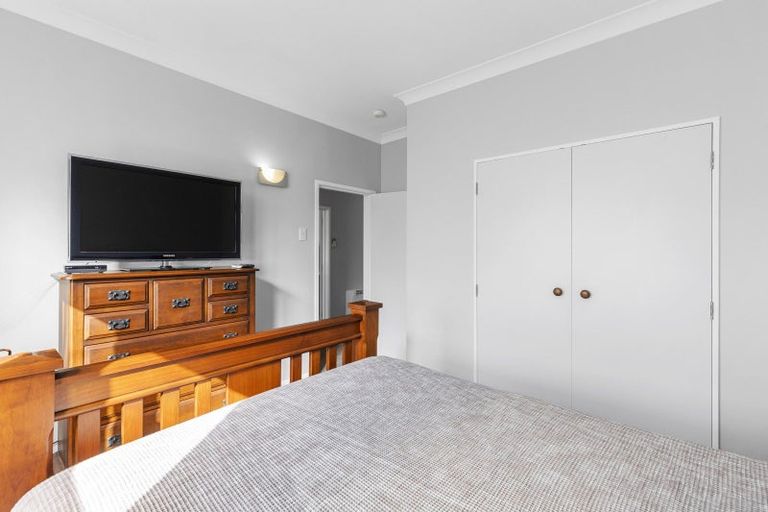 Photo of property in 22 Kingswood Street, Takaro, Palmerston North, 4412