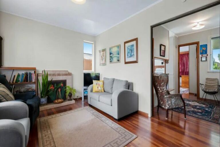 Photo of property in 14 Ward Crescent, Te Atatu Peninsula, Auckland, 0610