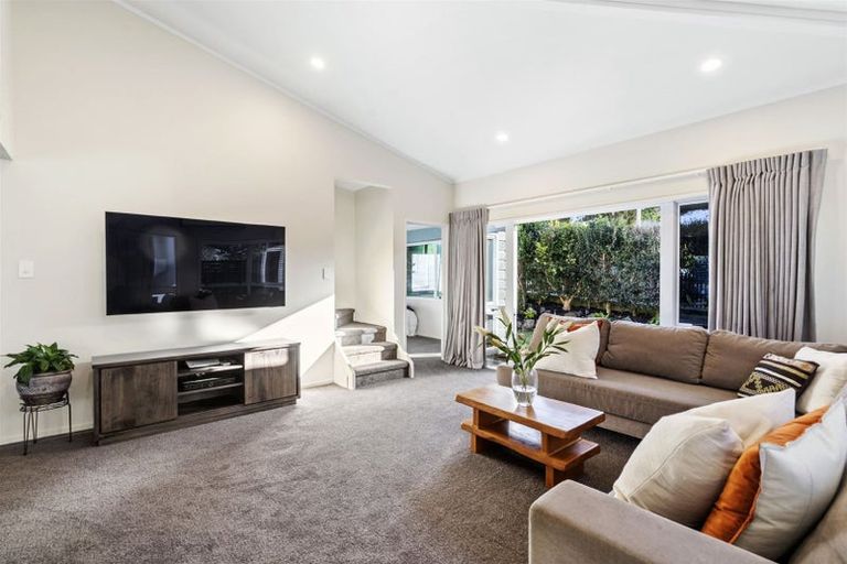 Photo of property in 2/27 Stafford Road, Northcote Point, Auckland, 0627